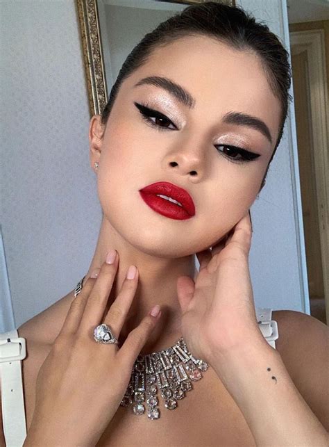 selena red lipstick